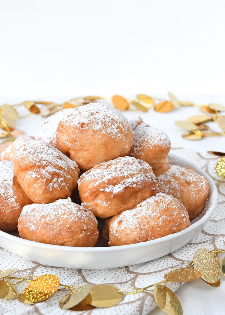 Traditional Dutch doughnuts (oliebollen) 1a