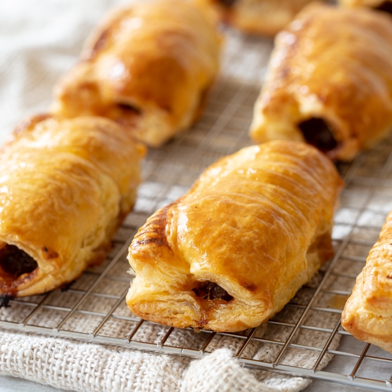 Saucijzenbroodjes (Dutch puff pastry sausage rolls)