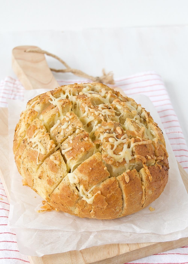 Cheesy garlic bread-1