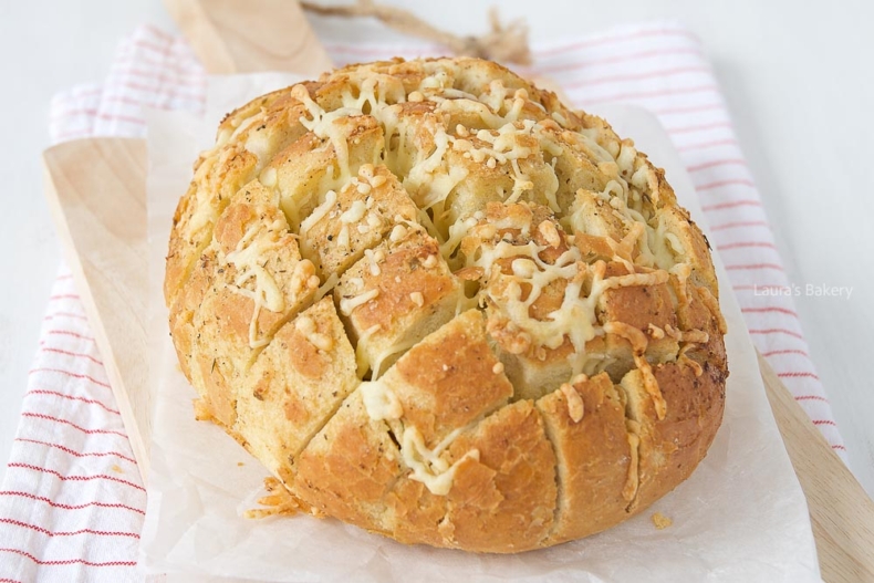 Cheesy garlic bread-3