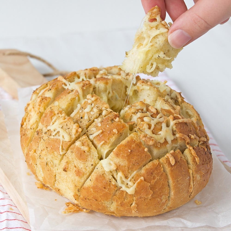 Easy cheese and garlic pull apart bread