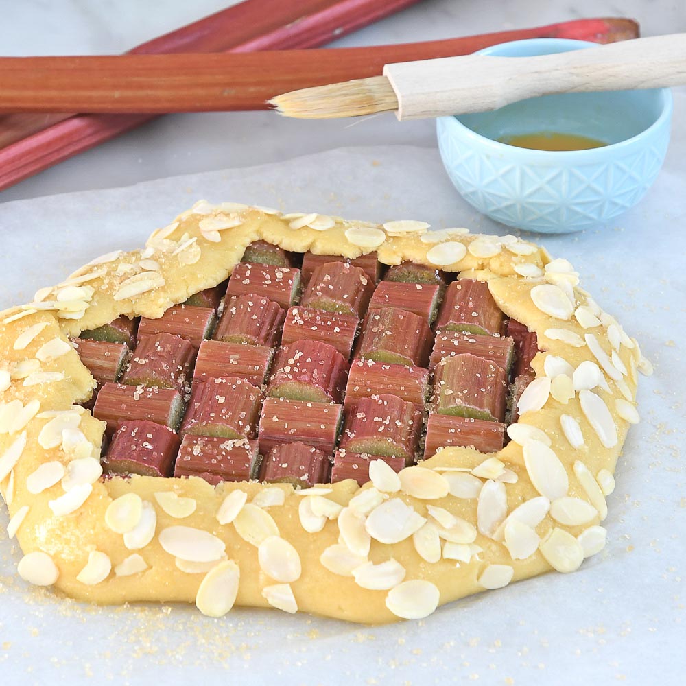 Rhubarb pie with frangipane