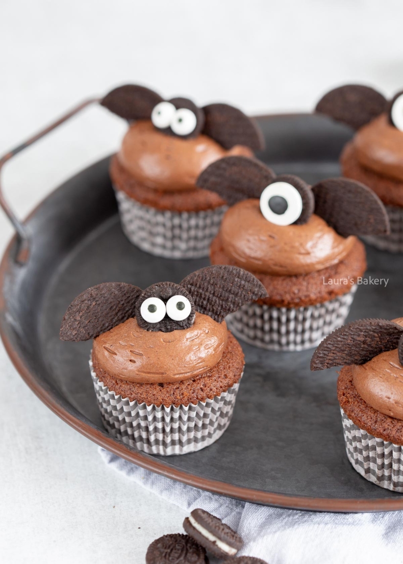 Halloween bat cupcakes-1