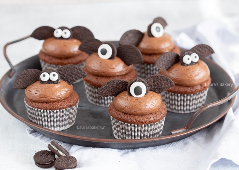 Halloween bat cupcakes-2
