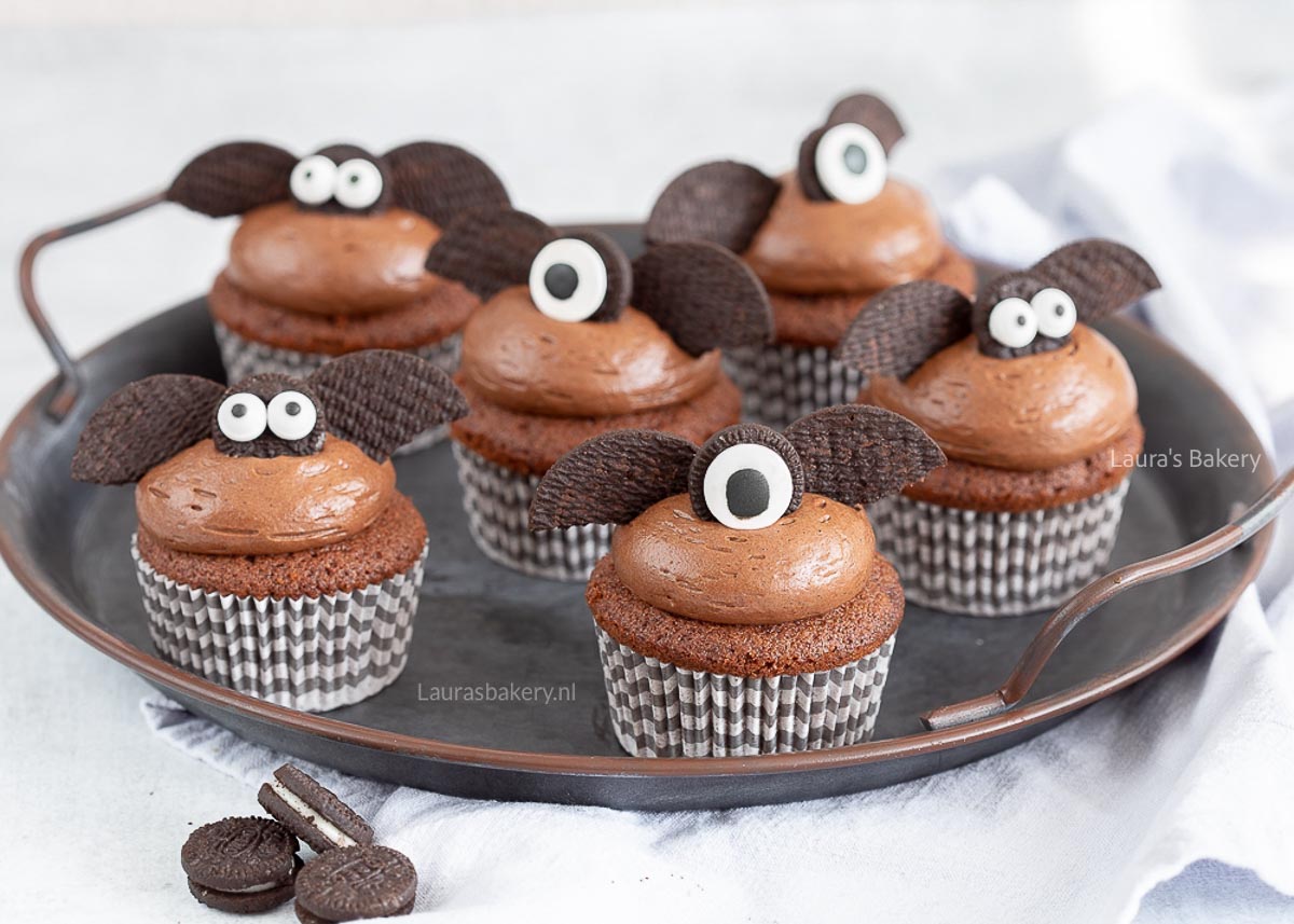 Halloween bat cupcakes-2