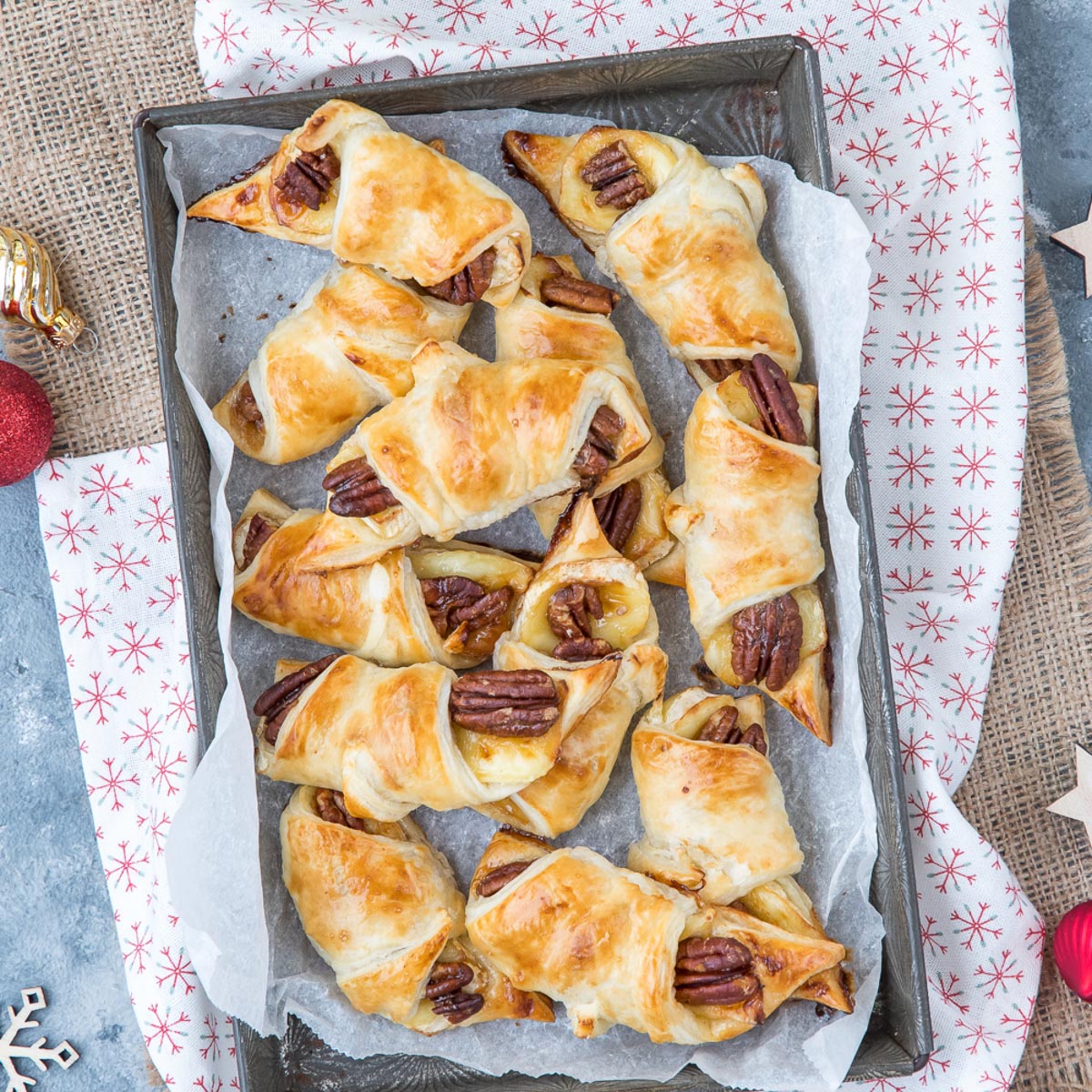 Brie puff pastry bites with pecans