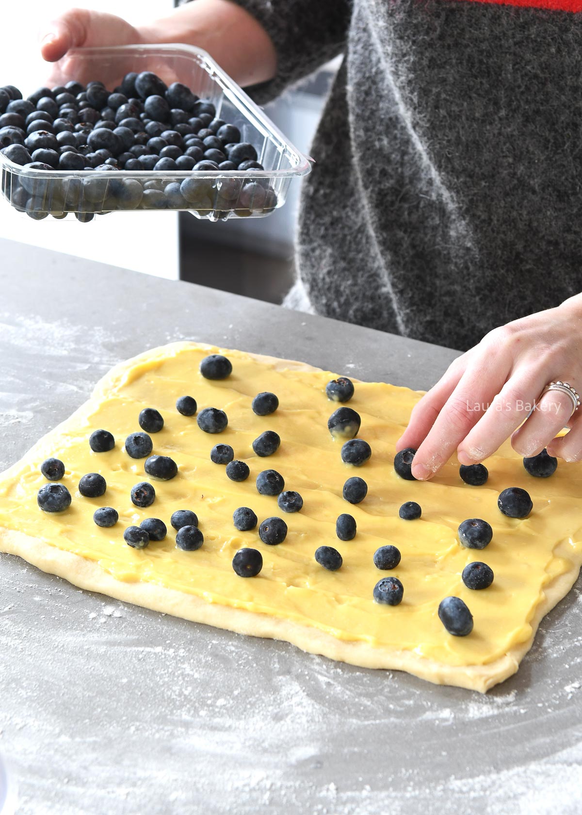 Divide the blueberries over the dough