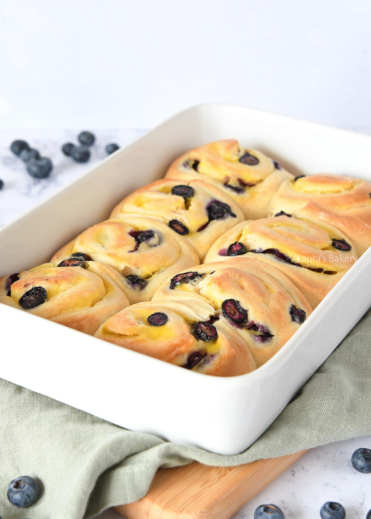 Blueberry rolls with pastry cream