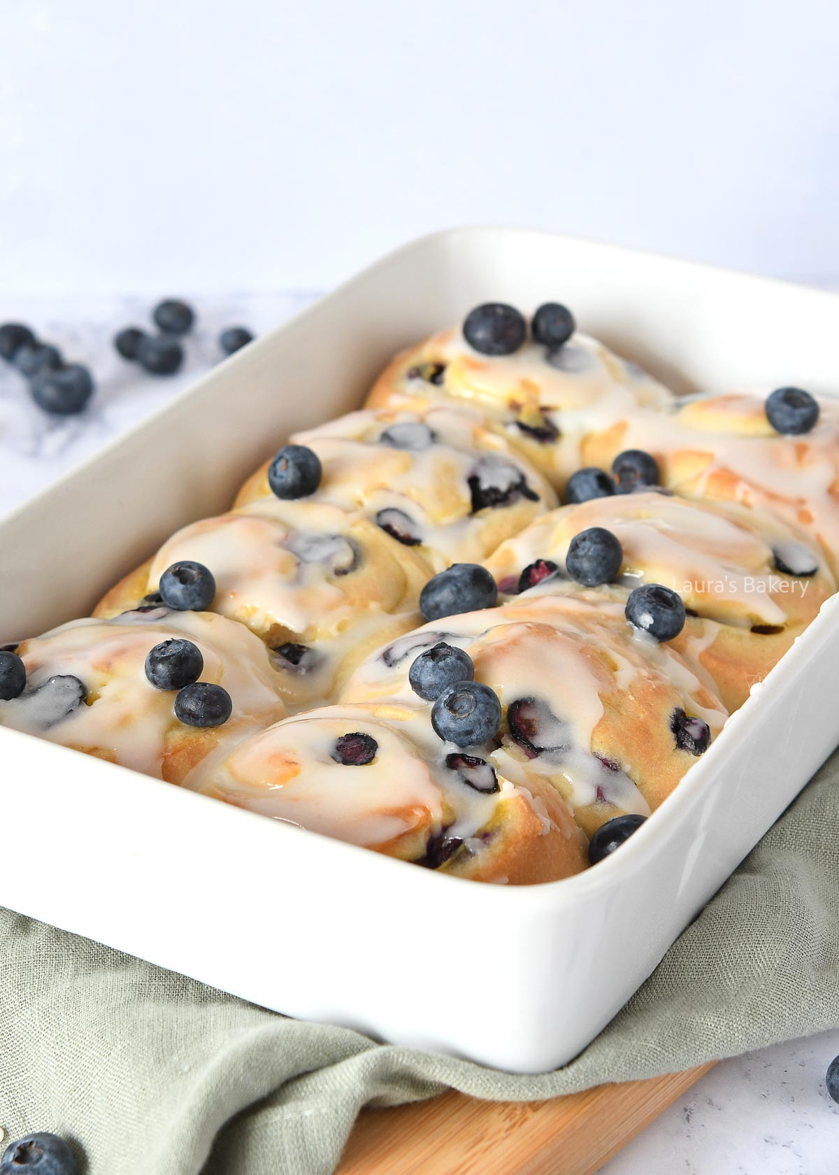 Blueberry rolls with pastry cream