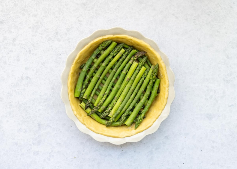 Divide the asparagus over the crust