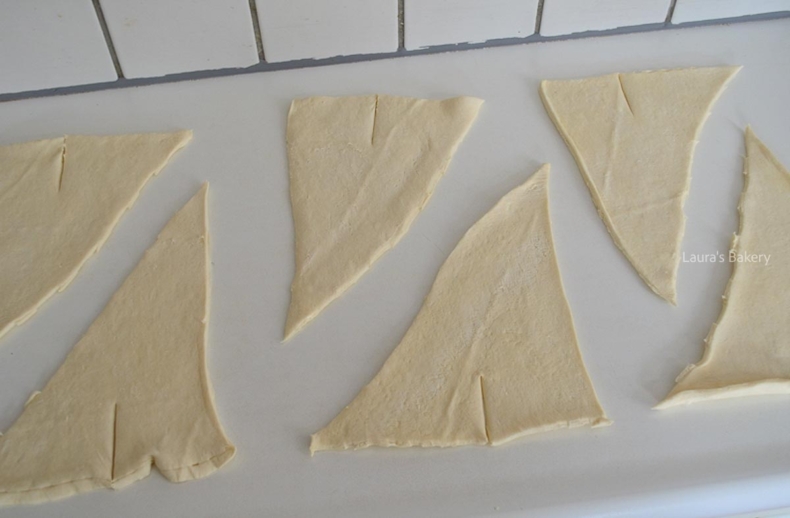 Unrolled crescent dough to make pizza croisants