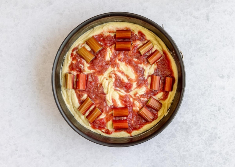 Divide the rhubarb for the rhubarb cake