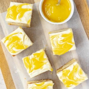 Lemon curd cake